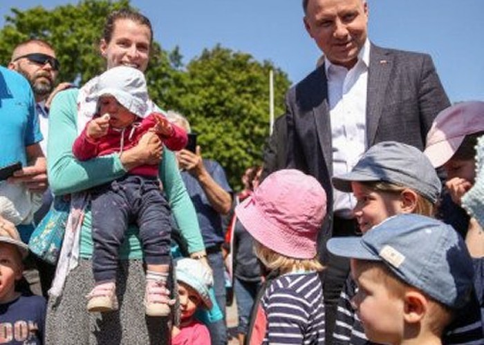 Poziție tranșantă a președintelui Poloniei în privința adopțiilor copiilor de către cuplurile LGBT, susținută surprinzător și de contracandidatul său la alegerile prezidențiale