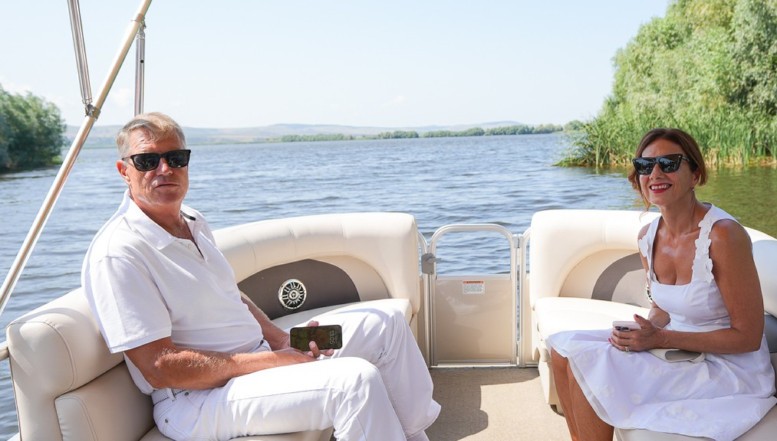 Klaus Iohannis a fost executat silit de ANAF, fostul lider de la Cotroceni rămânând fără casa din Sibiu pe care o ocupase ilegal. Inspectorii fiscali ar fi fost nevoiți să forțeze ușa imobilului, întrucât soții Iohannis nu s-au sinchisit să predea cheile civilizat