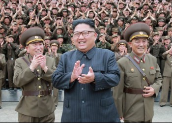 Armata nord-coreeană are rachete pentru paradă, dar nu are izmene. Kim Jong-un a ordonat populației să îmbrace armata pentru iarnă