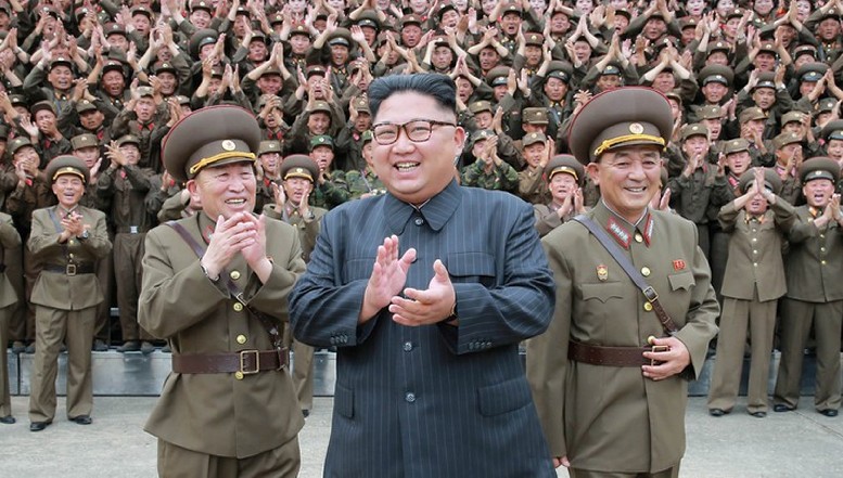 Armata nord-coreeană are rachete pentru paradă, dar nu are izmene. Kim Jong-un a ordonat populației să îmbrace armata pentru iarnă