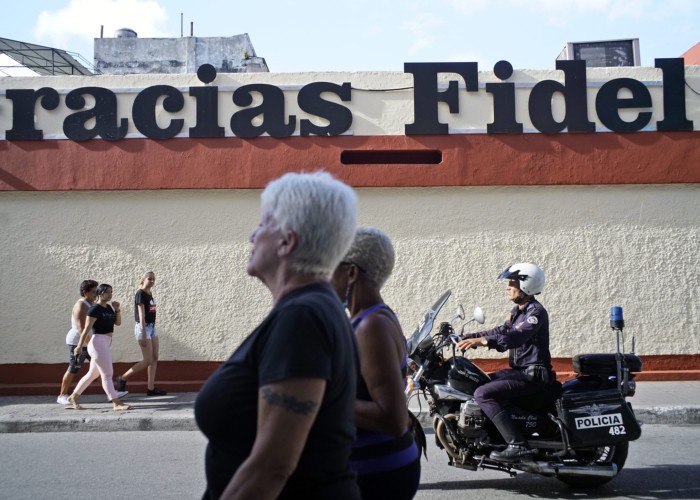 CUBA, în epoca post- revoluționară. Insula se desprinde cu greutate de comunism. Dilema geopolitică a noilor lideri de la Havana: deschidere către America sau ghimpe chinez în coasta ei