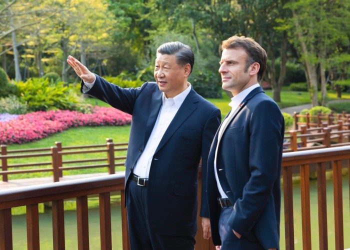 Prostiile debitate de Emmanuel Macron privind distanțarea Europei față de SUA încurajează China să devină și mai agresivă pe plan internațional. Liderul francez le cere europenilor să nu urmeze SUA în problema Taiwanului, aberând despre o așa-numită „autonomie strategică"