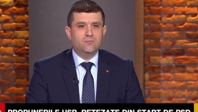 Radu Miruță se face că nu înțelege cine e deranjat de numirea lui Salvador Caragea la UM Sadu, zicând că ar fi vorba de PSD, nu de electoratul USR care are standarde înalte de integritate. Ministrul USR aburește opinia publică, sperând că subiectul o să piardă curând din tracțiune, dar noi amănunte halucinante ies zilnic la iveală