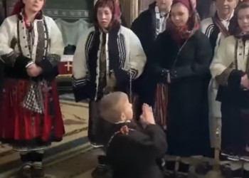 VIDEO. Menestrelul parlamentar George Simion, Crăciun într-o biserică aglomerată din Bucovina, cu preoți, colindători, copii și bătrâni