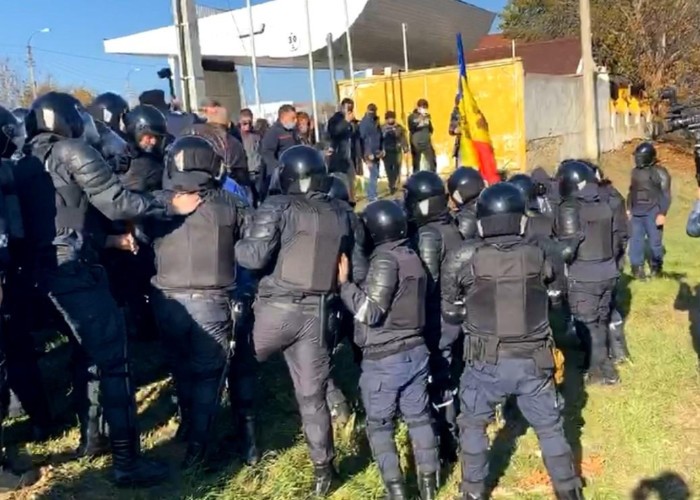 INCIDENTE la secțiile de votare pentru transnistreni din Varnița. Activiștii civici și veteranii războiului de pe Nistru au blocat un autocar cu alegători. Mascații au intervenit