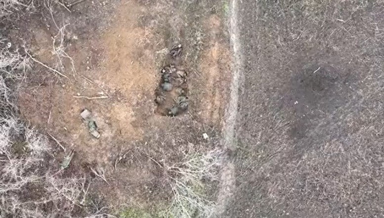 VIDEO. Imagini șocante cu soldați ruși care mor în tranșee pe capete fără ca ucrainenii să-i atingă măcar / Comandanții armatei ruse nu sunt prea impresionați și afirmă detașat că militarii lor sunt de „unică folosință”