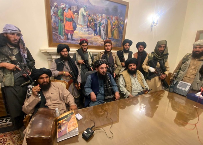 VIDEO. Emiratul Islamic al Afganistanului. Profesorul Ioan Stanomir: „Statul creat de americani şi de aliaţii lor nu a fost decât o caricatură, incapabilă să se menţină în absenţa prezenţei protectorilor săi” / „Pentru femeile afgane, viaţa care urmează  este aceea a  unei teribile sclavii”