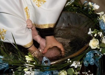 Muntele nevăzut din ”presa” românească. Cazul copilului mort după ”botezul de la Suceava”