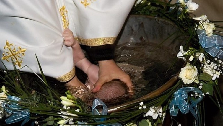 Muntele nevăzut din ”presa” românească. Cazul copilului mort după ”botezul de la Suceava”