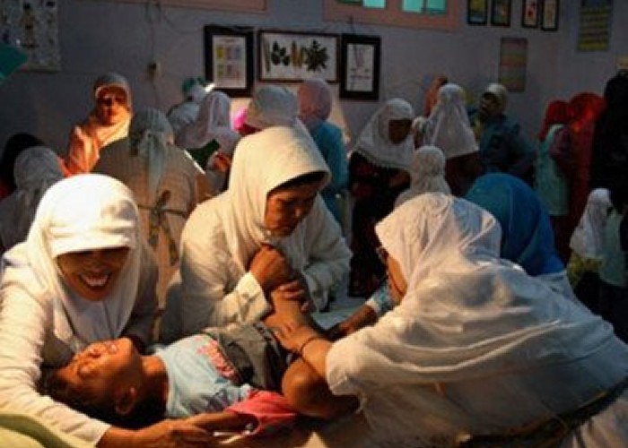Mutilarea genitală a fetelor, o practică criminală și primitivă. Cum a sângerat până la moarte o copilă de doar 12 ani. Abominabila ”tradiție” e des întâlnită în Africa, dar și în unele state islamice din Asia