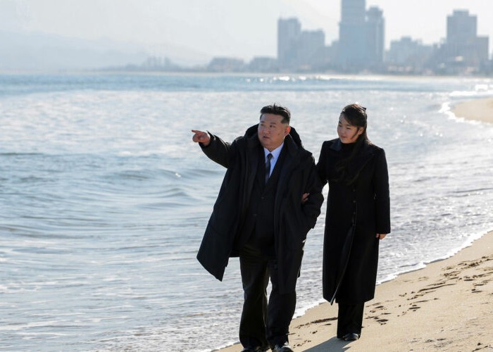 Ce peripeții a avut primul grup de turiști ruși care și-a petrecut vacanța în noua stațiune balneară din Coreea de Nord: Wonsan-Kalma. Tot acolo a aterizat și Lavrov. Accesul în stațiune este permis numai rușilor, dar toate plățile se fac în dolari americani
