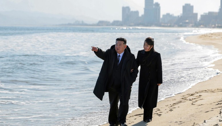 Ce peripeții a avut primul grup de turiști ruși care și-a petrecut vacanța în noua stațiune balneară din Coreea de Nord: Wonsan-Kalma. Tot acolo a aterizat și Lavrov. Accesul în stațiune este permis numai rușilor, dar toate plățile se fac în dolari americani