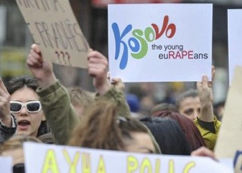 Bolnavii internetului: sute de români se amuză pe seama unei adolescente, victimă a unui viol. „I-a plăcut și ei, așa sunt astea în ziua de azi...”