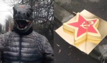 VIDEO "L-ai sunat pe Putin să-l încurajezi?". Ion Iliescu, vizitat cu ocazia zilei de naștere de mai mulți revoluționari care i-au transmis că ar trebui judecat la Haga. Manifestanții i-au dus un tort decorat cu simbolurile comunismului