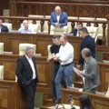Scandal în Parlamentul de la Chișinău: pro-rusul Ivan Ceban, scos cu forța din sală după ce a încercat să ajungă la tribuna centrală. Grosu: „Ai sălbăticit cu totul la Primăria ceea sau ce?!”