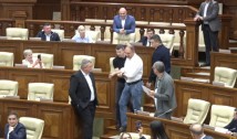 Scandal în Parlamentul de la Chișinău: pro-rusul Ivan Ceban, scos cu forța din sală după ce a încercat să ajungă la tribuna centrală. Grosu: „Ai sălbăticit cu totul la Primăria ceea sau ce?!”