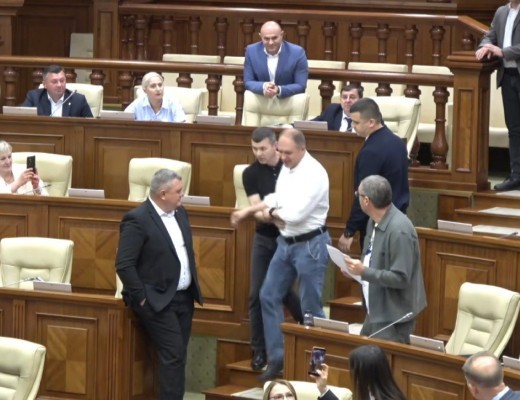 Scandal în Parlamentul de la Chișinău: pro-rusul Ivan Ceban, scos cu forța din sală după ce a încercat să ajungă la tribuna centrală. Grosu: „Ai sălbăticit cu totul la Primăria ceea sau ce?!”