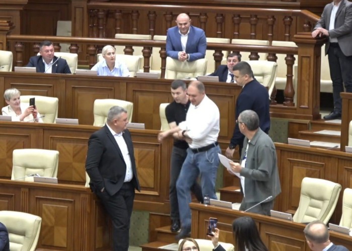 Scandal în Parlamentul de la Chișinău: pro-rusul Ivan Ceban, scos cu forța din sală după ce a încercat să ajungă la tribuna centrală. Grosu: „Ai sălbăticit cu totul la Primăria ceea sau ce?!”