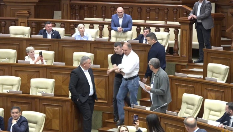 Scandal în Parlamentul de la Chișinău: pro-rusul Ivan Ceban, scos cu forța din sală după ce a încercat să ajungă la tribuna centrală. Grosu: „Ai sălbăticit cu totul la Primăria ceea sau ce?!”