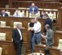 Scandal în Parlamentul de la Chișinău: pro-rusul Ivan Ceban, scos cu forța din sală după ce a încercat să ajungă la tribuna centrală. Grosu: „Ai sălbăticit cu totul la Primăria ceea sau ce?!”