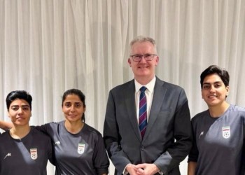 Cel puțin cinci fotbaliste ale echipei naționale a Iranului au refuzat să se mai întoarcă în țara natală. Ele au solicitat azil în Australia, iar autoritățile Canberra le-au extras cu poliția din hotelul în care erau cazate și supravegheate de forțe fidele islamiștilor de la Teheran