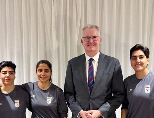 Cel puțin cinci fotbaliste ale echipei naționale a Iranului au refuzat să se mai întoarcă în țara natală. Ele au solicitat azil în Australia, iar autoritățile Canberra le-au extras cu poliția din hotelul în care erau cazate și supravegheate de forțe fidele islamiștilor de la Teheran