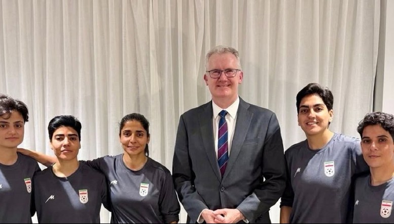 Cel puțin cinci fotbaliste ale echipei naționale a Iranului au refuzat să se mai întoarcă în țara natală. Ele au solicitat azil în Australia, iar autoritățile Canberra le-au extras cu poliția din hotelul în care erau cazate și supravegheate de forțe fidele islamiștilor de la Teheran