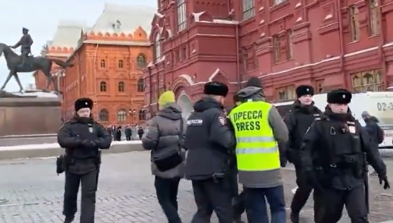 Zeci de jurnaliști au fost arestați, la Moscova, în timp ce documentau un protest al nevestelor de ruși mobilizați pentru frontul din Ucraina