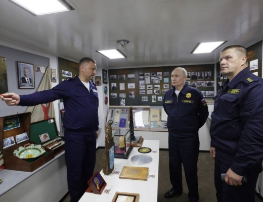 Vizita lui Putin în Insulele Kurile a stârnit furia Japoniei. Premierul nipon Sanae Takaichi a criticat gestul liderului rus, arătând că vizita „rănește sentimentele poporului japonez” și este „incompatibilă cu poziția consecventă a Japoniei cu privire la Teritoriile de Nord”