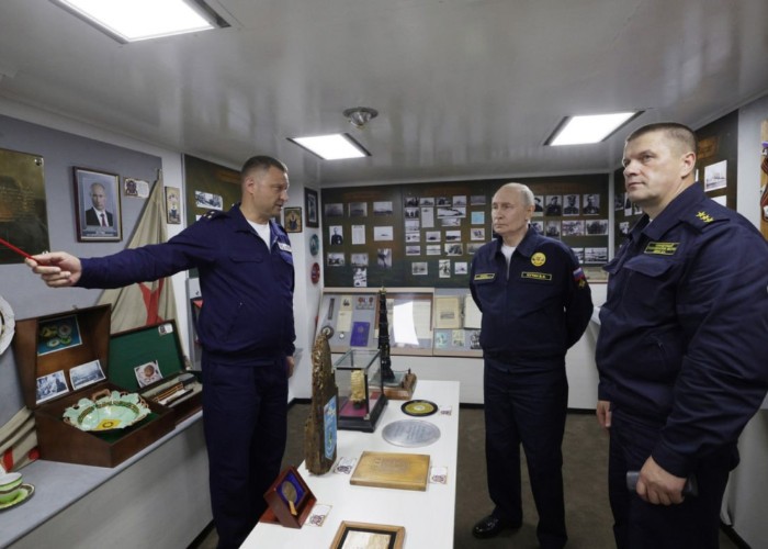 Vizita lui Putin în Insulele Kurile a stârnit furia Japoniei. Premierul nipon Sanae Takaichi a criticat gestul liderului rus, arătând că vizita „rănește sentimentele poporului japonez” și este „incompatibilă cu poziția consecventă a Japoniei cu privire la Teritoriile de Nord”