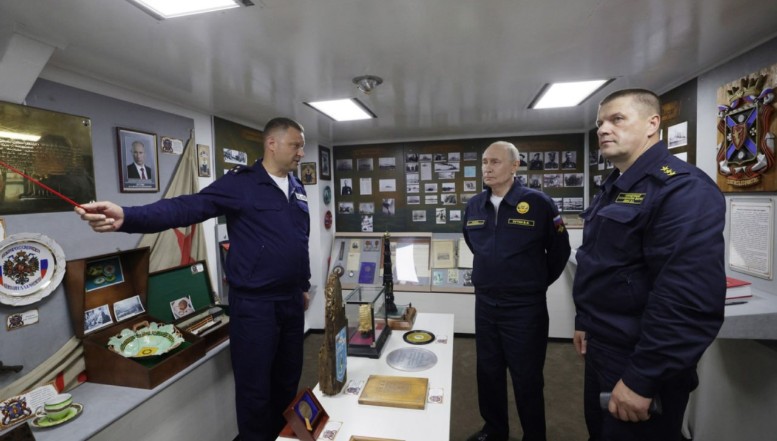 Vizita lui Putin în Insulele Kurile a stârnit furia Japoniei. Premierul nipon Sanae Takaichi a criticat gestul liderului rus, arătând că vizita „rănește sentimentele poporului japonez” și este „incompatibilă cu poziția consecventă a Japoniei cu privire la Teritoriile de Nord”