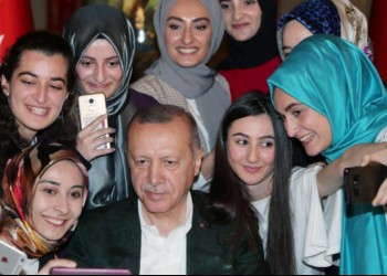 Deși Turcia are probleme politice și economice imense, Erdogan pune problema portului islamic în instituțiile publice în deschiderea disputelor electorale pentru alegerile din 2023