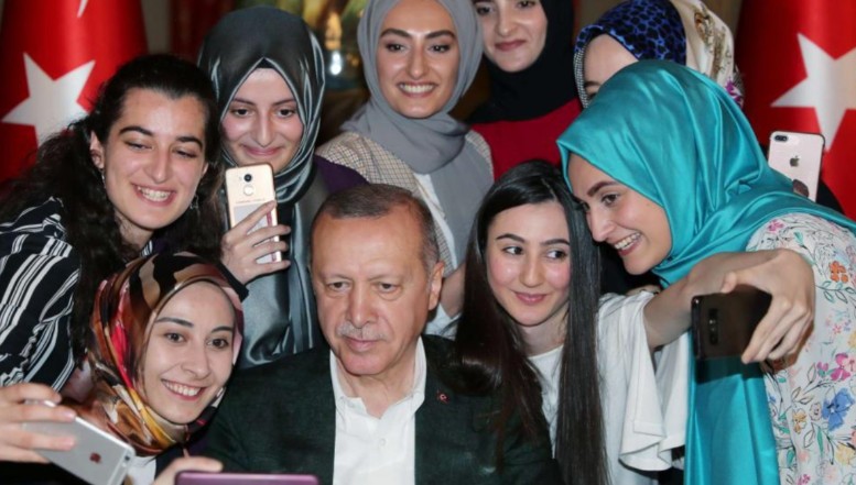 Deși Turcia are probleme politice și economice imense, Erdogan pune problema portului islamic în instituțiile publice în deschiderea disputelor electorale pentru alegerile din 2023