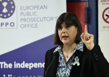 VIDEO. Kovesi a făcut furori la Atena, stârnind numeroase reacții pozitive din partea grecilor: „Laura, suntem sub ocupație, avem nevoie de tine!”. Procurorul-șef european a vorbit și despre „lacrimile corupților” /  „Se spune că dimineața nu beau cafea, ci lacrimile corupților. Nu este adevărat. Uneori beau cafea”