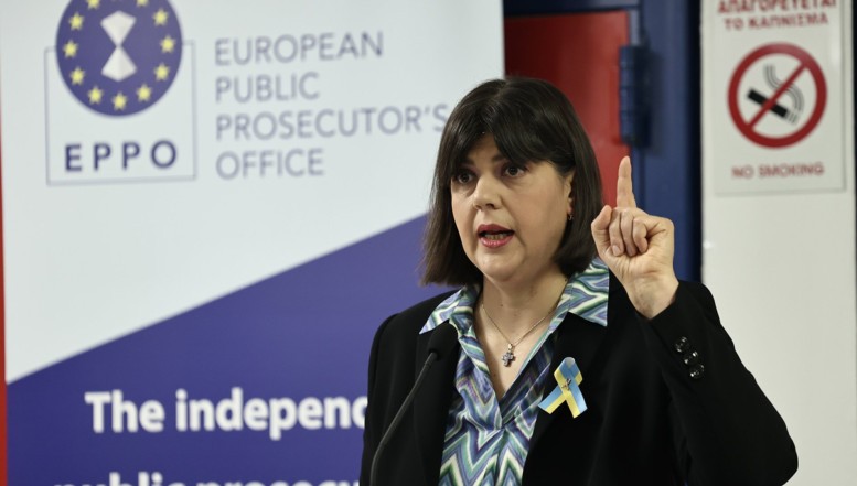 VIDEO. Kovesi a făcut furori la Atena, stârnind numeroase reacții pozitive din partea grecilor: „Laura, suntem sub ocupație, avem nevoie de tine!”. Procurorul-șef european a vorbit și despre „lacrimile corupților” /  „Se spune că dimineața nu beau cafea, ci lacrimile corupților. Nu este adevărat. Uneori beau cafea”