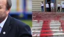 FOTO și VIDEO. Protest cu „sânge” împotriva lui Toader la Iași. Tudorel, bântuit de sinistroșeniile pe care le-a comis ca ministru al Justiției