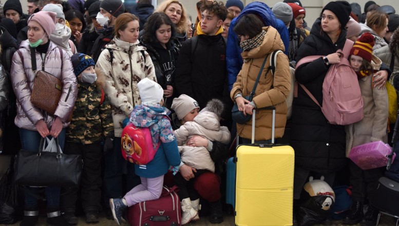 VIDEO. UPDATE. Ipocrizia ticăloasă a Marii Britanii! Parlamentarii îl aplaudă în picioare pe eroul Zelenski, dar Londra refuză să primească refugiați ucraineni fără „forme legale” / Cetățean englez cu soție și copii ucraineni: „Mă simt pur și simplu eviscerat!”