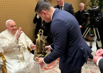 Vaticanul a anunțat că autorizează binecuvântările pentru cuplurile de același sex, la scurt timp după întrevederea privată a lui George Simion cu Papa Francisc