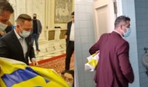 VIDEO Dictatura USL a început prin furtul unui banner afișat de protestatari în Parlament. Hoțul s-a ascuns în WC, fiind urmărit de deputatul Mihai Polițeanu