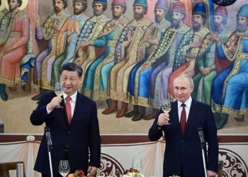 Putin se gudură grețos pe lângă liderul comunist de la Beijing