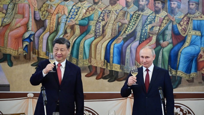 Putin se gudură grețos pe lângă liderul comunist de la Beijing