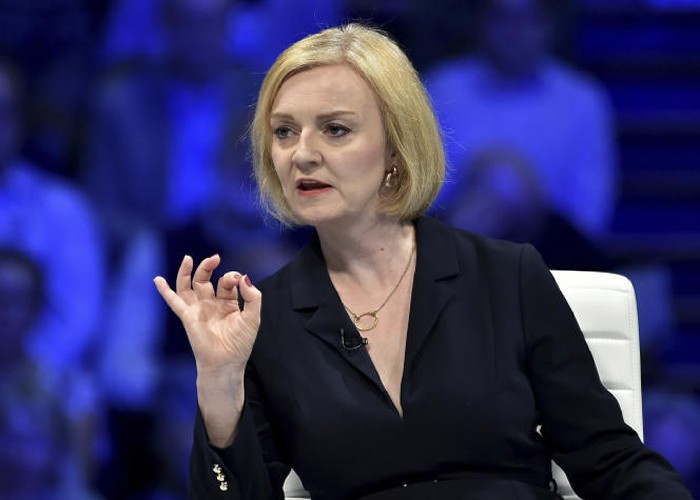 Premierul Liz Truss își cere scuze public pentru că a riscat stabilitatea economică a Marii Britanii. Ce spun sondajele