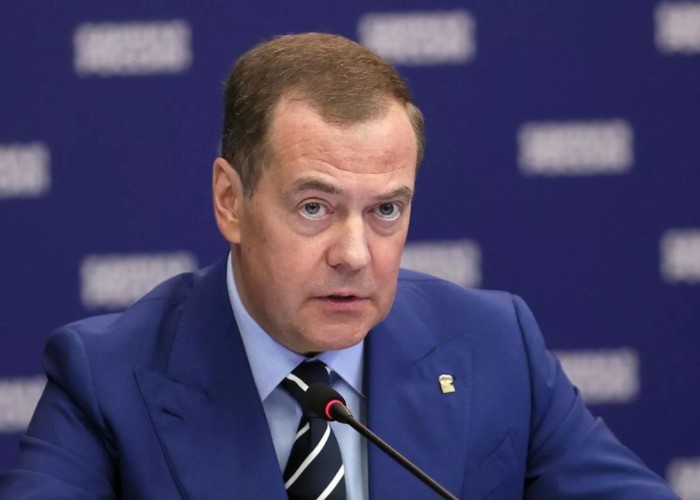 Staliniștii de la Kremlin amenință cu dispariția a două țări europene. Medvedev spune că Polonia va dispărea împreună cu „premierul ei stupid”, la o zi după ce deputatul Gurulev avertiza că Ucraina nu va mai exista până la sfârșitul războiului