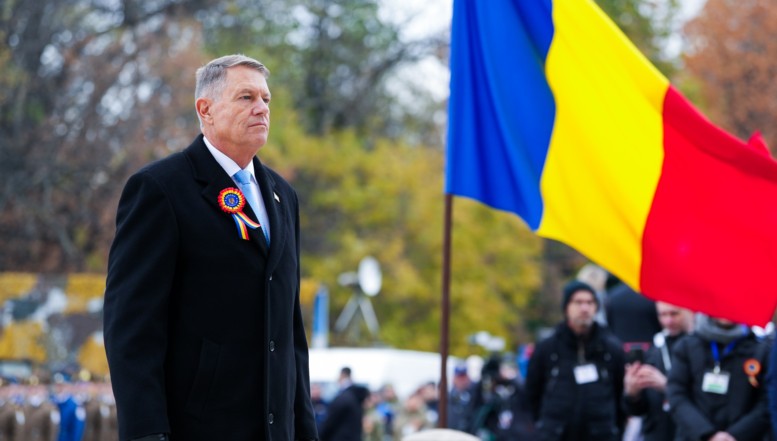 Istoricul Tom Gallagher îl spulberă pe Klaus Iohannis, arătând că moștenirea politică a acestuia este catastrofală: „S-a bazat pe amestecul serviciilor de informații în politică, o întoarcere sinistră la epoca lui Ceaușescu”/ Britanicul nu exclude posibilitatea unei alianțe PSD-extremiști care să genereze „un colaps economic și un haos politic cronic”