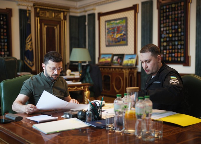 „Marea reorganizare” a Ucrainei. Explicații pe larg despre cea mai amplă remaniere guvernamentală a lui Volodimir Zelenski de la începutul războiului. De ce a ales să-i mute din funcții, promovându-i aparent, chiar pe oficialii care au contribuit la îndepărtarea lui Andrii Iermak, fosta sa mână dreaptă? Urmărește întărirea statului sau să-și neutralizeze rivalii?