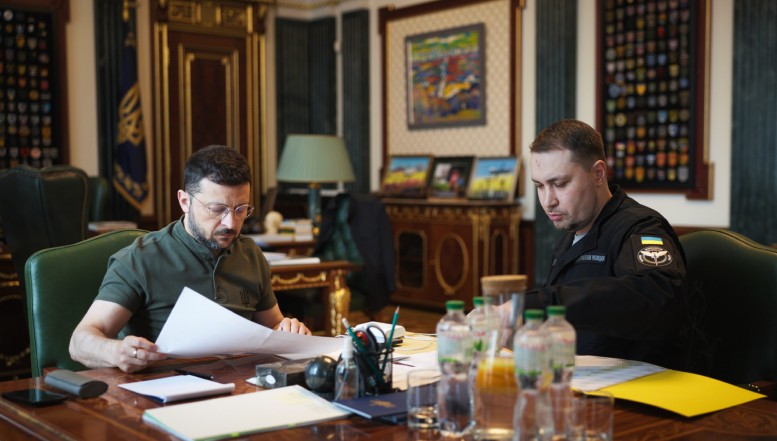 „Marea reorganizare” a Ucrainei. Explicații pe larg despre cea mai amplă remaniere guvernamentală a lui Volodimir Zelenski de la începutul războiului. De ce a ales să-i mute din funcții, promovându-i aparent, chiar pe oficialii care au contribuit la îndepărtarea lui Andrii Iermak, fosta sa mână dreaptă? Urmărește întărirea statului sau să-și neutralizeze rivalii?