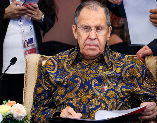 Lavrov se isterizează, fiind nemulțumit de abordarea cancelarului Merz în ceea ce privește înarmarea Germaniei. Mai mult, într-un puseu de profundă insolență, ministrul rus de Externe spune că țara sa respectă acordurile istorice, în timp ce Europa îndeamnă la "repetarea experienței lui Hitler"
