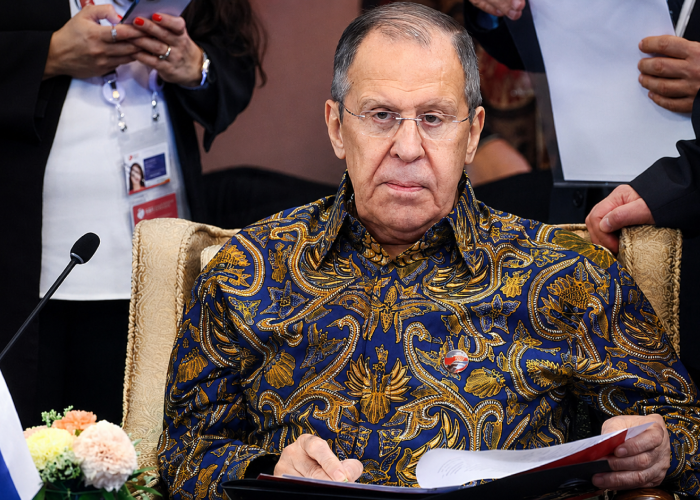 Lavrov se isterizează, fiind nemulțumit de abordarea cancelarului Merz în ceea ce privește înarmarea Germaniei. Mai mult, într-un puseu de profundă insolență, ministrul rus de Externe spune că țara sa respectă acordurile istorice, în timp ce Europa îndeamnă la "repetarea experienței lui Hitler"