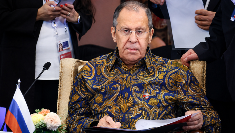 Lavrov se isterizează, fiind nemulțumit de abordarea cancelarului Merz în ceea ce privește înarmarea Germaniei. Mai mult, într-un puseu de profundă insolență, ministrul rus de Externe spune că țara sa respectă acordurile istorice, în timp ce Europa îndeamnă la "repetarea experienței lui Hitler"
