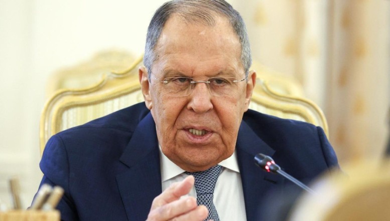 Serghei Lavrov i-a spus lui Marco Rubio să evacueze clădirea Ambasadei SUA din Kiev pentru că urmează ca Rusia să bombardeze sistematic „centrele de decizie” ucrainene. Uniunea Europeană a anunțat că rămâne la Kiev